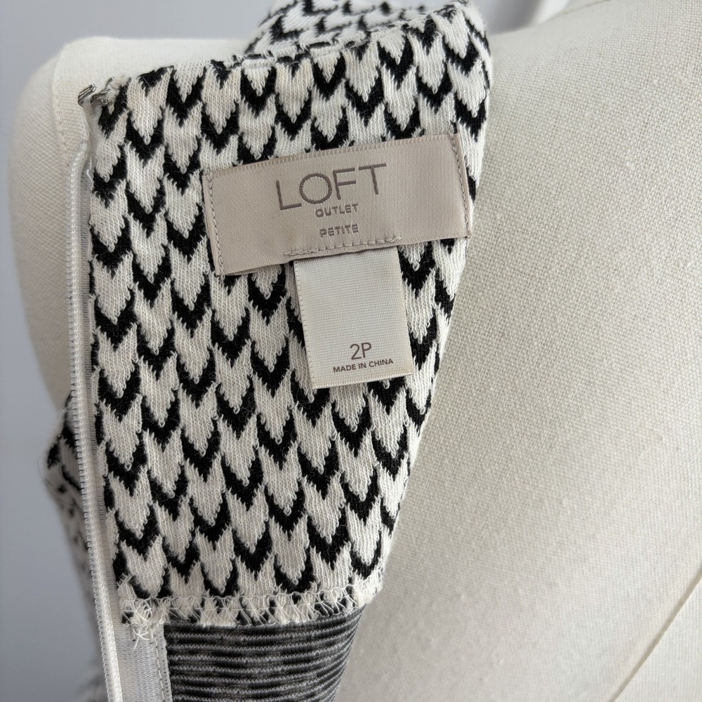 LOFT Petite Black and White Print Skater Dress Sz 2 Sleeveless Knit Mod Comfort - Picture 11 of 16